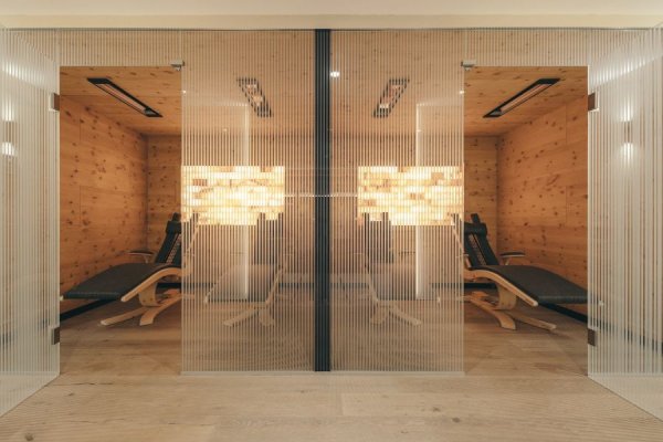 Infrared therapy sauna: 50°C