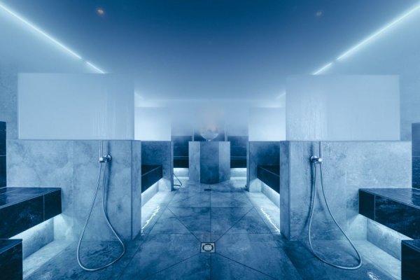 Il bagno turco aromatico con acqua salata a 45 °C